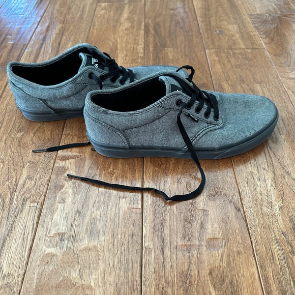 Like new young men Vans sneakers size 9.5 - Picture 3 of 4